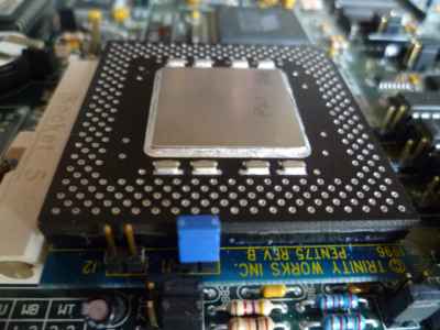 Intel Pentium Classic 200MHz su motherboard Socket 5 con CPU adapter